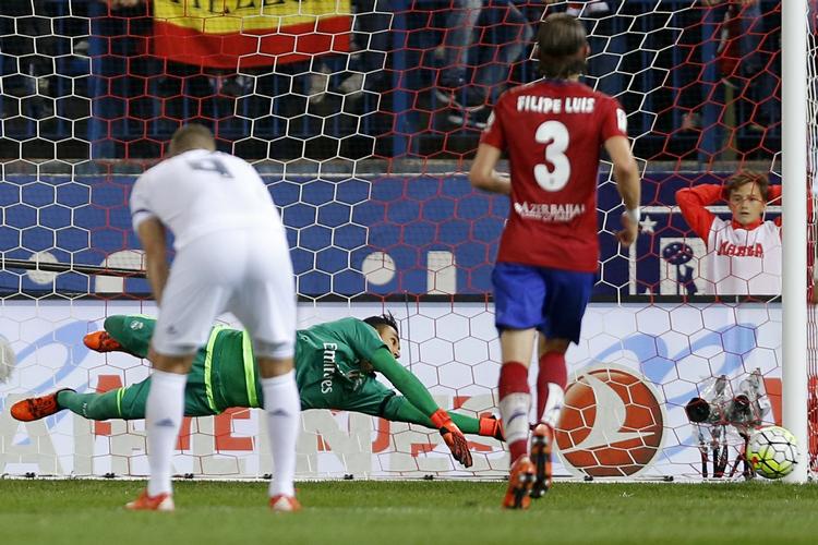 STRAFFESPARK. Til skuffelse for mange lykkedes det ikke for Griezmann at score på et straffespark, som Keylor Navas reddede. 