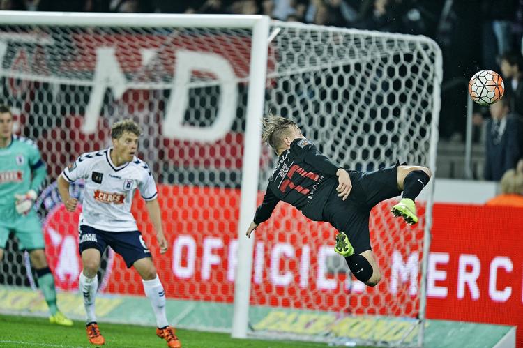 AKROBATIK. Udover at være flyvende i denne situation scorede Daniel Royer FC Midtjyllands første mål. 