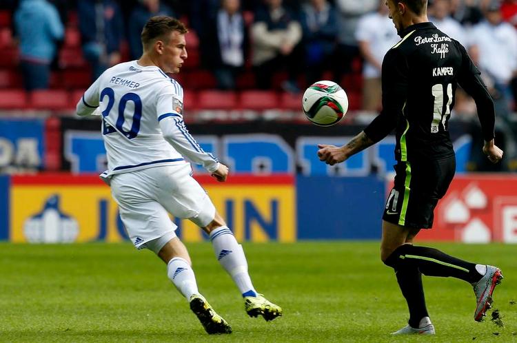 OLYMPIANER? FCK-backen Christoffer Remmer – her i duel med Viborgs Jonas Kamper i 1-0-sejren i går – vil gerne til OL næste år, hvis han får lov. 
