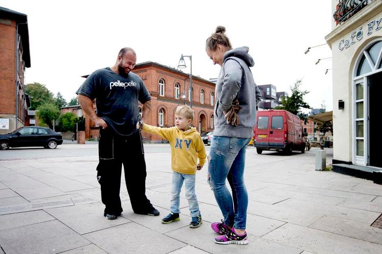Fremtid. Søren Thamdrup og Karina Ditlev livede voldsomt op, da Politiken fortalte dem og sønnen Sebastian, at Udlændingestyrelsen med 375 ansatte og 60.000 årlige besøgende rykker ind i den gamle skole over for den café, de er ved at indrette. Det giver nok lidt mere smoothiesalg. 