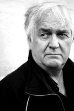Levet. Henning Mankell er netop afgået ved døden. Inden da nåede han at udgive sine erindringer, hvor han blandt andet skriver, hvad han ønsker, der skal stå på hans gravsten. 
