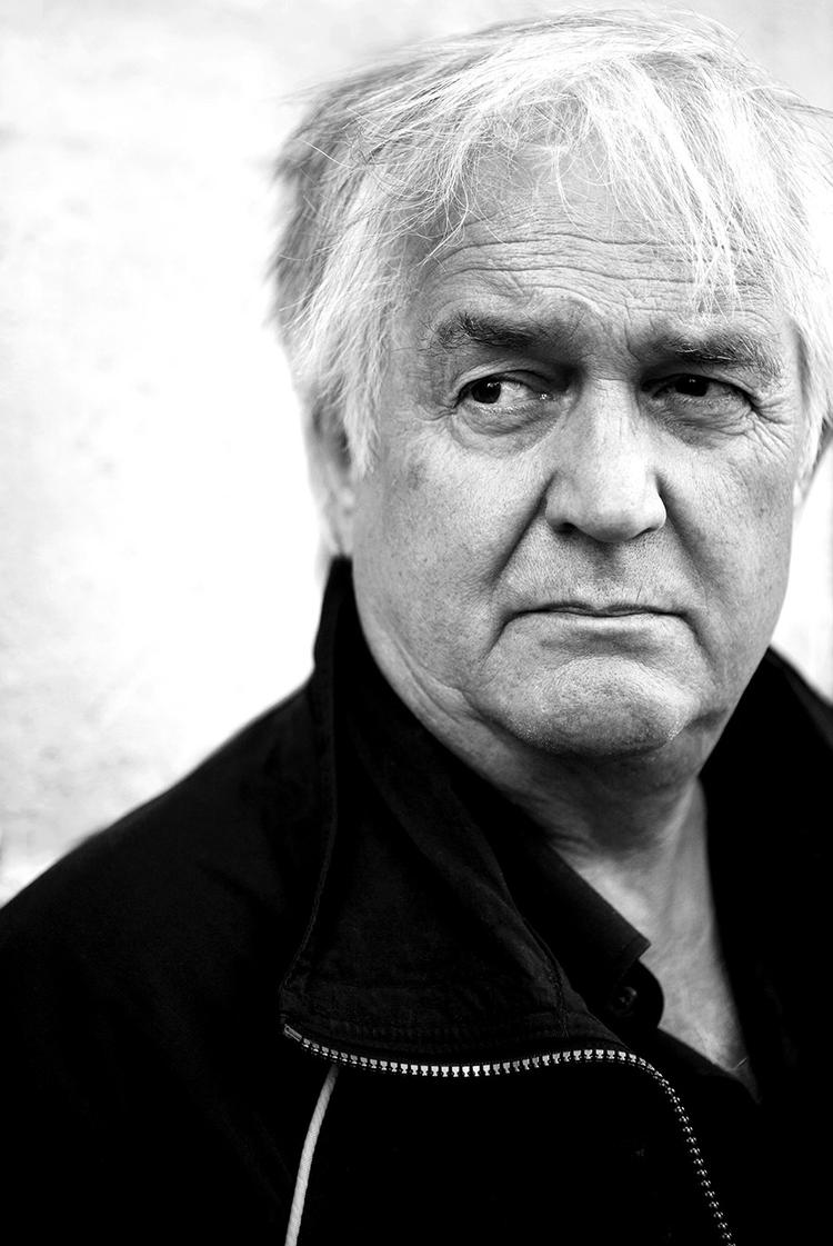 Levet. Henning Mankell er netop afgået ved døden. Inden da nåede han at udgive sine erindringer, hvor han blandt andet skriver, hvad han ønsker, der skal stå på hans gravsten. 