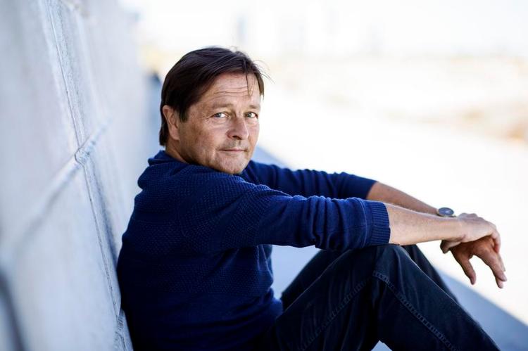 Alsidig. Erik Valeur (f.1955) har skrevet flere debatbøger, heriblandt 'Magtens bog', før debutromanen fra 2011 'Det syvende barn'. 