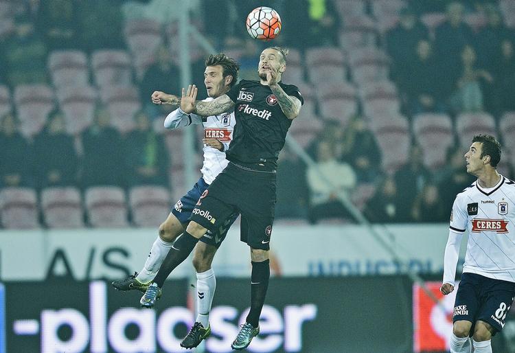 højest. Kian Hansen - som her når højest i en luftduel mod AGF - har været en af de væsentlige årsager til, at FC Midtjylland har haft så stærk en defensiv denne sæson. Foto: Anita Graversen/Polfoto 