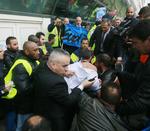 Flugt. HR-chef for Air France Xavier Broseta kæmper sig vej væk fra flyselskabets hovedkvarter. Utilfredse medarbejdere forsøger at stoppe ham. 