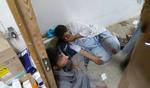 Internationalt. Sårede læger fra  Médecins Sans Frontières (Læger Uden Grænser) ses kort efter bombeangrebet mod hospital i Afghanistan. 