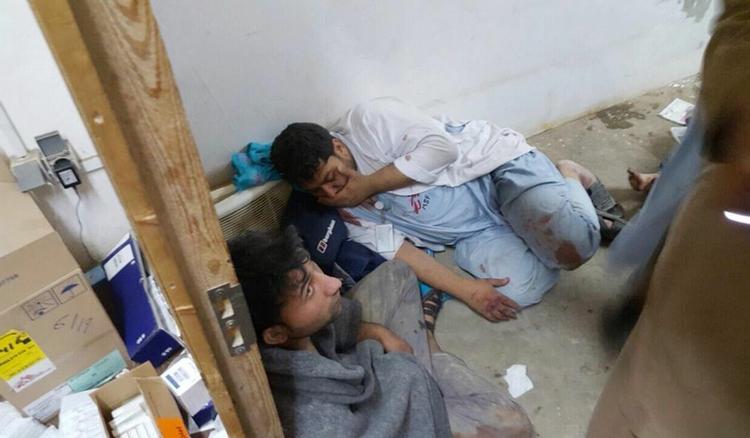 Internationalt. Sårede læger fra  Médecins Sans Frontières (Læger Uden Grænser) ses kort efter bombeangrebet mod hospital i Afghanistan. 