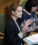 Udgifter. Regeringen vil bruge penge fra satspuljen til en demenspakke. Enhedslistens socialordfører, Pernille Skipper, kalder det en 'uskik' , fordi pengene bør bruges på samfundets svageste, som de oprindeligt var tiltænkt. 