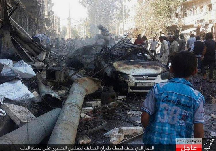 Russisk. Dette billede fra netværket Rased, der har forbindelse med Islamisk Stat, er taget i den syriske storby Aleppo efter et luftangreb - angiveligt udført af russiske fly fra »korsfarer-alawit-koalitionen«. 