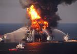 ukontrolleret. 11mennesker døde og anslået 507 millioner liter olie fossede ud i Den Mexicanske Golf, da boreplatformen Deepwater Horizon eksploderede i 2010. BP har indgået en aftale med de amerikanske myndigheder, hvor selskabet betaler 138 milliarder kroner - eller 272 kroner literen. 
