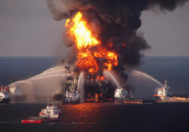 ukontrolleret. 11mennesker døde og anslået 507 millioner liter olie fossede ud i Den Mexicanske Golf, da boreplatformen Deepwater Horizon eksploderede i 2010. BP har indgået en aftale med de amerikanske myndigheder, hvor selskabet betaler 138 milliarder kroner - eller 272 kroner literen. 