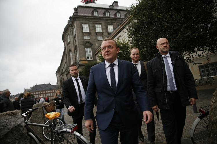 Sæson. Statsminister Lars Løkke Rasmussen (V) på vej til gudstjeneste på folketingets åbningsdag og dermed officielt starten på en ny politisk sæson. Det er tredje gang, at Lars Løkke som statsminister holder åbningstale. 