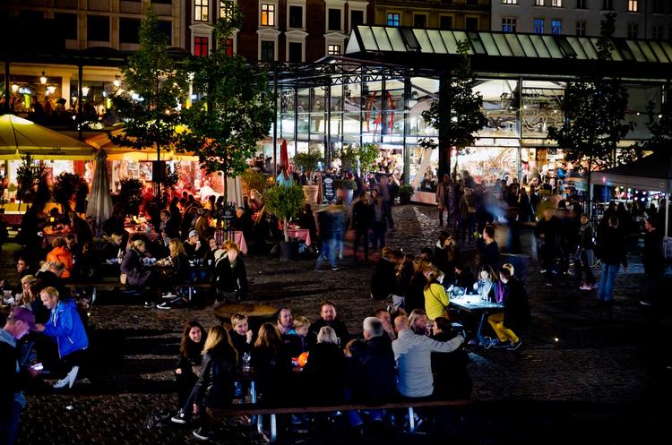 Stemningsbillede. Her hygger folk ved borde og bænke til Torvehallernes første tapas-aften for et par år siden. 