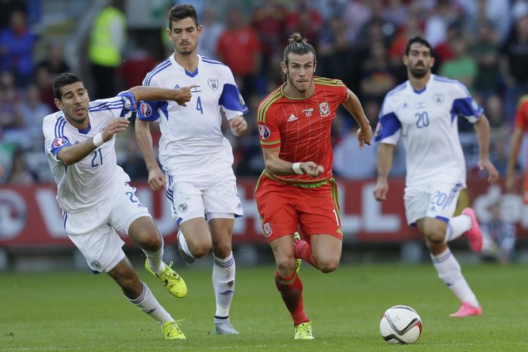 EM. Gareth Bale (nummer to fra højre) og Wales er kun et point fra at sikre sig direkte kvalifikation til EM-slutrunden næste år i Frankrig. 
