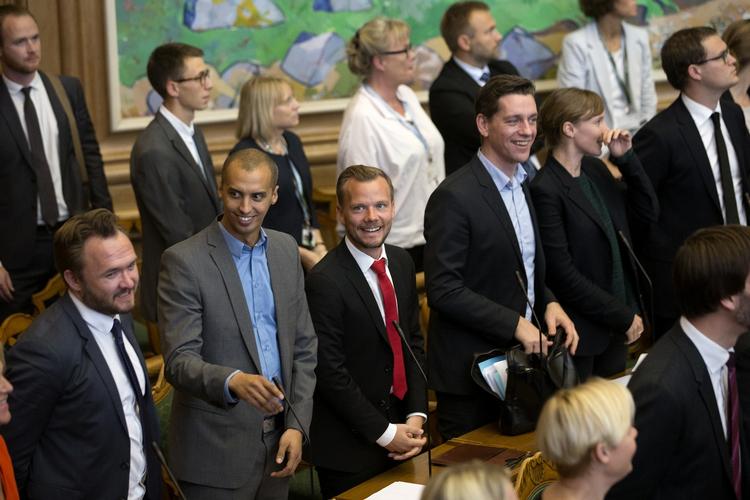 Forventning. På sin plads i folketingssalen venter Peter Hummelgaard på, at folketingsårets første møde går i gang. »Det er jo en kæmpestor begivenhed«, siger han. 