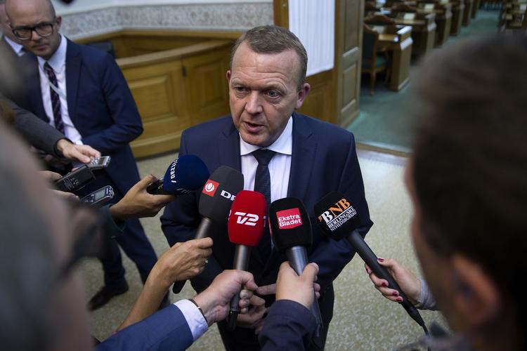 Løfte. Statsminister Lars Løkke Rasmussen (V) lovede i dag i sin åbningstale ikke at hæve veto mod fælles europæisk asylpolitik uden at spørge danskerne ved en ny folkeafstemning. »Det vil jeg gerne garantere her i dag«, sagde han i talen. 