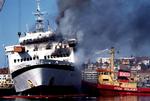 Udbrændt. Den brandhærgede færge 'Scandinavian Star' blev 7. april 1990 bugseret ind til den svenske by Lysekil, hvor slukningen fortsatte. 