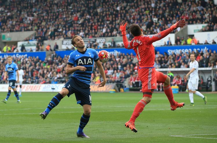 Prisgivet. Lukasz Fabianski, der her forsøger at forhindre Harry Kane i at score for Tottenham, måtte to gange kapitulere overfor Christian Eriksens frispark. 