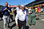 udsalg. Bernie Ecclestone (i midten) siger, at formel 1 bliver solgt senere i år. 