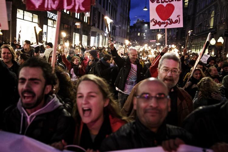 Velkomstkomitee. 22.000 mødtes i dag for at byde flygtninge velkommen til Danmark. Folkemængden gik fra Fredens Park til Christiansborgs Slotsplads i København. 
