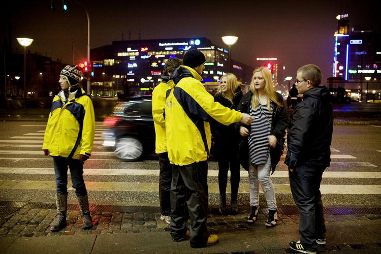 Tendens. Ifølge formanden for Det Kriminalpræventive Råd, Linda Nielsen, er det ikke længere så sejt blandt unge at drikke sig fuld. På billedet ses Natteravne i samtale med unge på Rådhuspladsen i København. Arkivfoto: Martin Lehmann 