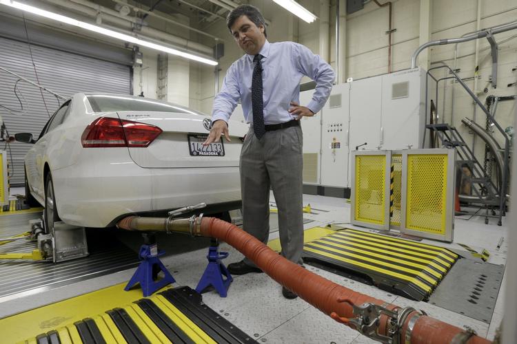 Kursfald. Det gør ondt på aktiekursen, at VW er blevet afsløret i at have  svindlet, og kursfaldet betyder, at VW har tabt 225 milliarder kroner. 