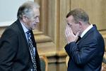 pause. Lars Løkke Rasmussen nævnte ikke klimaet, da han holdt sin tale ved folketingets åbning i går. Her ses han sammen med Liberal Alliances Leif Mikkelsen. 