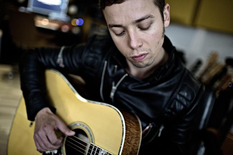 POPRÅB. Singer-songwriter Mads Langer blander sig i den politiske debat med kritik af regeringens asylannoncer. 