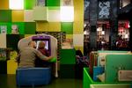 Mødested. Efter sin ombygning fungerer biblioteket på Rentemestervej i Københavns Nordvestkvarter både som café, koncertsted og Borgerservice. Og så kan man naturligvis søge viden på skærmen og i bøger. 