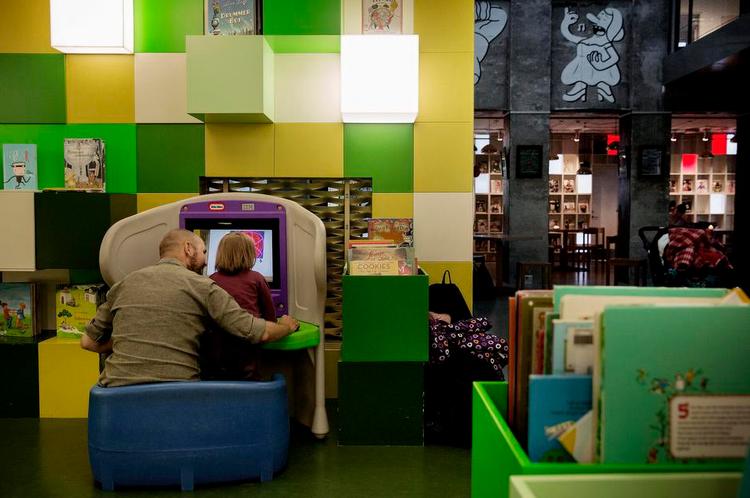 Mødested. Efter sin ombygning fungerer biblioteket på Rentemestervej i Københavns Nordvestkvarter både som café, koncertsted og Borgerservice. Og så kan man naturligvis søge viden på skærmen og i bøger. 
