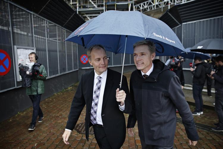 Efterspil. Dansk Folkepartis Peter Skraarup (til venstre) og formand Kristian Thulesen Dahl vil ikke lade sagen om 'nødløgnen' forud for et aflyst besøg på Christiania ligge. 