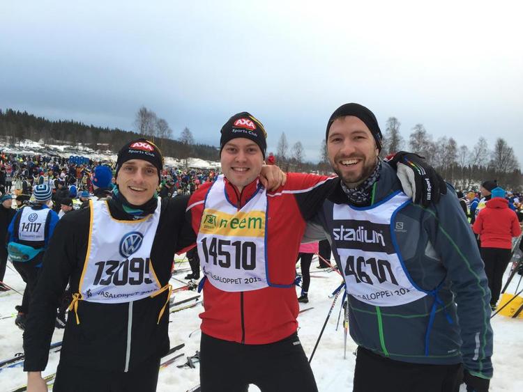 SKIFIE. Danny Høgsholt, der til daglig er vejrvært på TV 2 News, i midten før start. Til venstre for ham vennen Martin Søholm og til højre Tobias Roed Jensen, der også har taget billedet. 