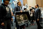 Protest. Prisen på det 62 år gamle lægemiddel Daraprim steg til cirka 5.000 kr. for en pille. Det vakte enorm vrede mod manden bag prisstigningen, Martink Shkreli, og fik præsidentkandidat Clinton til at bebude et indgreb mod høje medicinalpriser. 