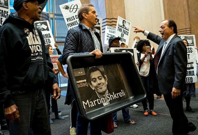 Protest. Prisen på det 62 år gamle lægemiddel Daraprim steg til cirka 5.000 kr. for en pille. Det vakte enorm vrede mod manden bag prisstigningen, Martink Shkreli, og fik præsidentkandidat Clinton til at bebude et indgreb mod høje medicinalpriser. 