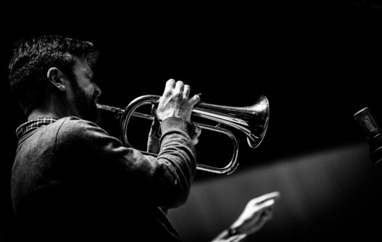 sjælemesse.Trompetisten Jakob Buchanan har skabt et værk, hvor det er muligt at nærme sig dødens og livets spørgsmål i et kunstnerisk reflekterende rum. 