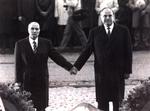 Venskab. Symbolet var stærkt, da Frankrigs præsident, François Mitterrand, i 1984 tog forbundskansler Helmut Kohls hånd under en mindehøjtidelighed for Første Verdenskrig. Det er et helt andet Europa, deres to efterfølgere skal tale til i Europaparlamentet i dag. 