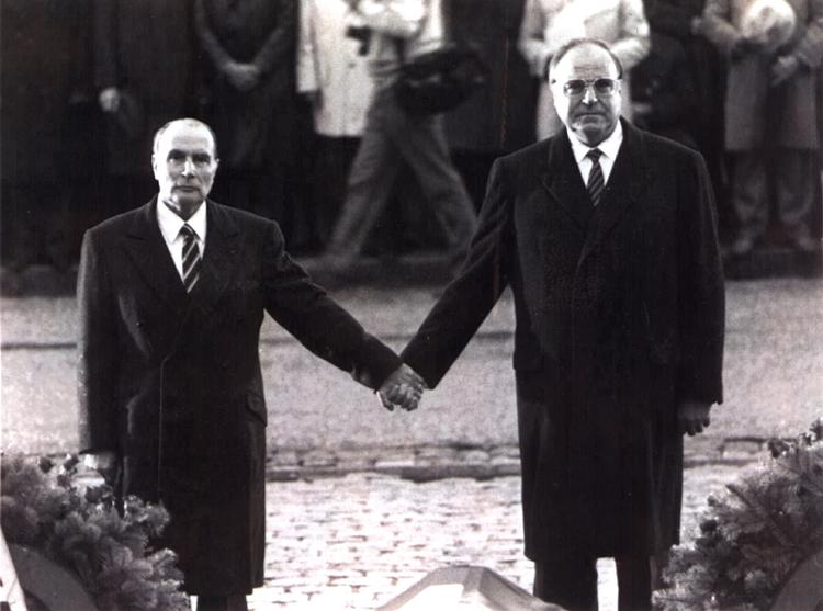 Venskab. Symbolet var stærkt, da Frankrigs præsident, François Mitterrand, i 1984 tog forbundskansler Helmut Kohls hånd under en mindehøjtidelighed for Første Verdenskrig. Det er et helt andet Europa, deres to efterfølgere skal tale til i Europaparlamentet i dag. 