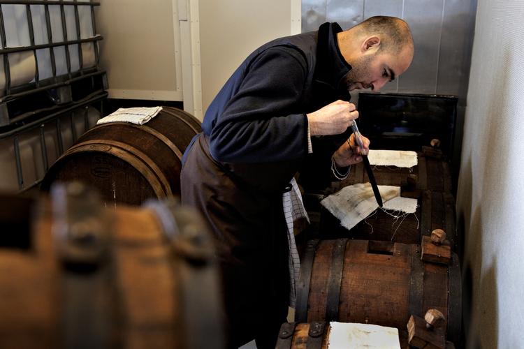 Produktion. Anreas Harder står i spidsen for et af de eneste eddikebryggerier i Danmark, som ligger ved Nordahvn i København. 