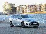 FORNYET. Toyota Avensis har i den nye udgave bl.a. fået et skarpere design af frontpartiet. Samt mere sikkerhedsudstyr. 