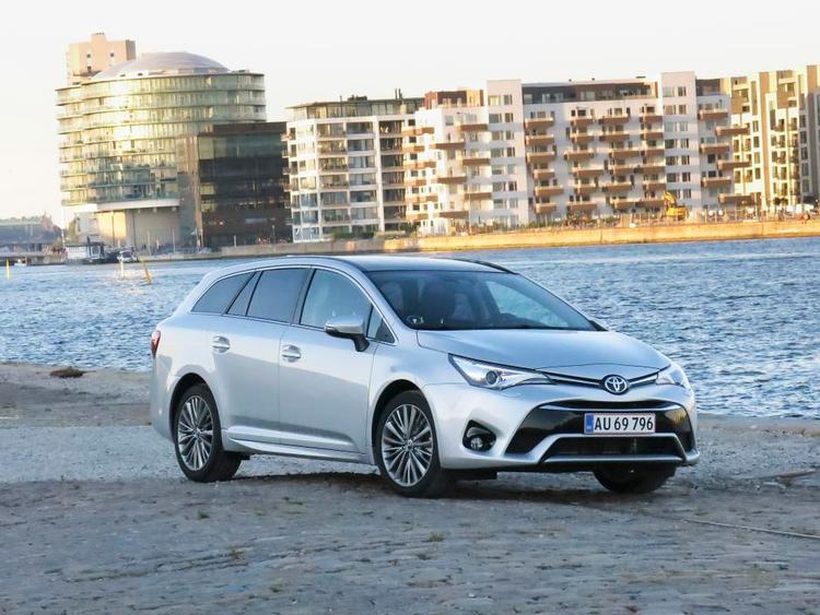 FORNYET. Toyota Avensis har i den nye udgave bl.a. fået et skarpere design af frontpartiet. Samt mere sikkerhedsudstyr. 