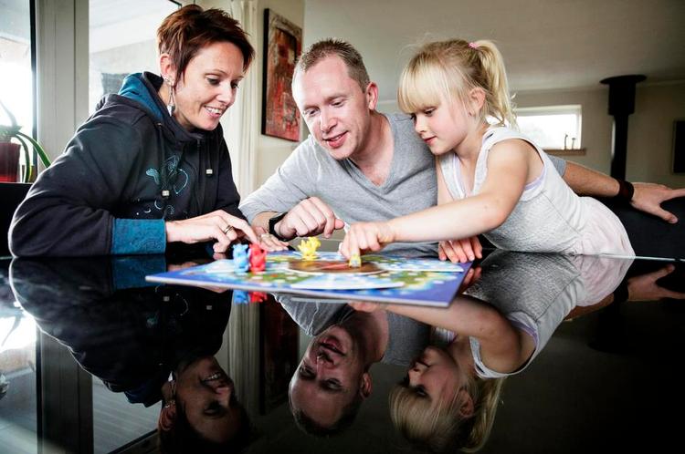 Nemt. I mange nye brætspil er der mere fokus på stemning og situationen omkring brættet end på regler. Her spilles det nye børnespil Drage Rally, som let kan spilles med børn ned til 3-4 år. 