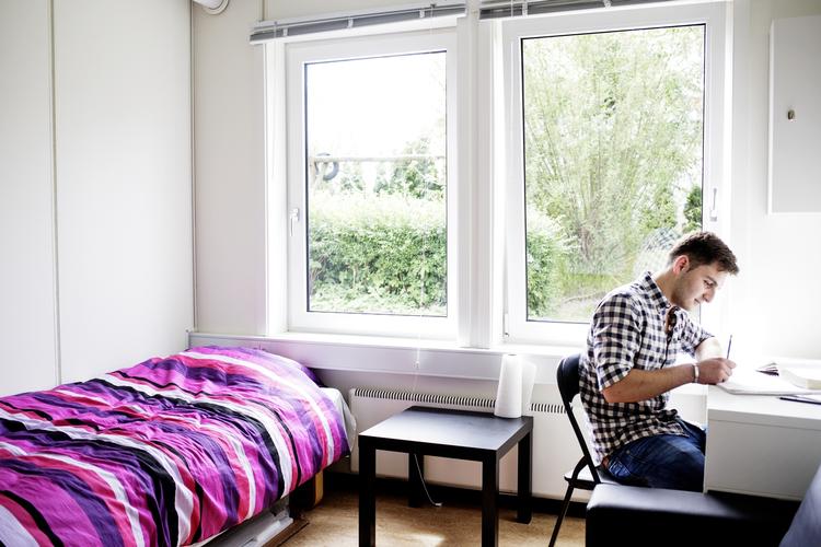 Flygtning. Jowan Reyad Ibo er kurdisk syrer og vil gerne læse medicin. Først skal han lære dansk. Politiken besøgte ham denne sommer i en midlertidig bolig i Køge. (arkivfoto) 