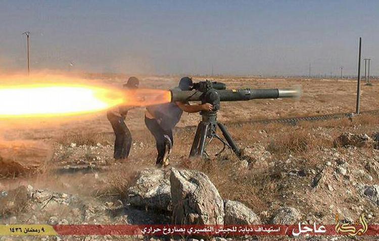 Krig. Militser fra Islamisk Stat affyrer et anti-tank missil i det nordøstlige Syrien i dette foto fra juni i år. Borgerkrigen har forvandlet landet til en broget slagmark, hvor flere grupper kæmper mod hinanden. 