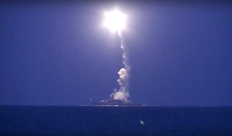 LANGTRÆKKENDE. Missil sendes af sted mod Syrien fra farvandet nord for Tyrkiet. 
