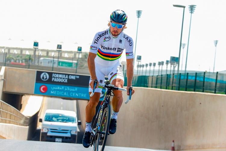 PREMIERE. Verdensmesteren Peter Sagan under træningen i Abu Dhabi, hvor han i morgen for første gang stiller til start i VM-trikoten. 