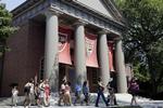Overmænd. Harvard University er et af verdens allermest prestigefyldte universiteter, men i sidste måned måtte universitetets debathold se sig slået af en noget overraskende mostander: Tre straffefanger. 