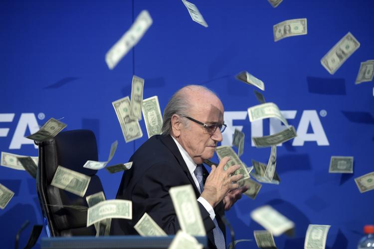 Fedtefadet. Sepp Blatter fik kastet falske pengesedler efter sig af en britisk komiker under et Fifa-møde tidligere i år. Blatter er under mistanke for urent trav. 