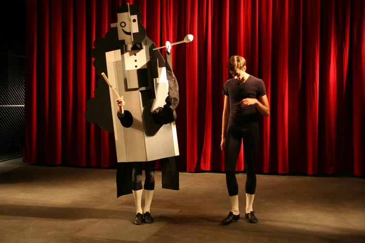 Modernistisk. Brasilianske Tamar Guimarães, der bor og arbejder I København, har blandt andet modtaget støtte til filmen ’The Work of the Spirit (Parade)’ fra 2011. Her dokumenterer hun en række prøver på Erik Satie og Jean Cocteaus modernistiske ballet ’Parade’ fra 1917 med koreografi af Léonide Massine og kostumer af maleren Pablo Picasso. 