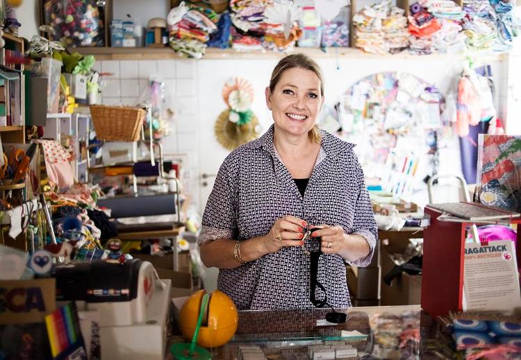 Kreativ. Rikke Hilbert har altid gang i noget kreativt i det lille værksted bag disken i butikken Husflid, hvor hylderne bugner af nye og brugte hobbymaterialer. 