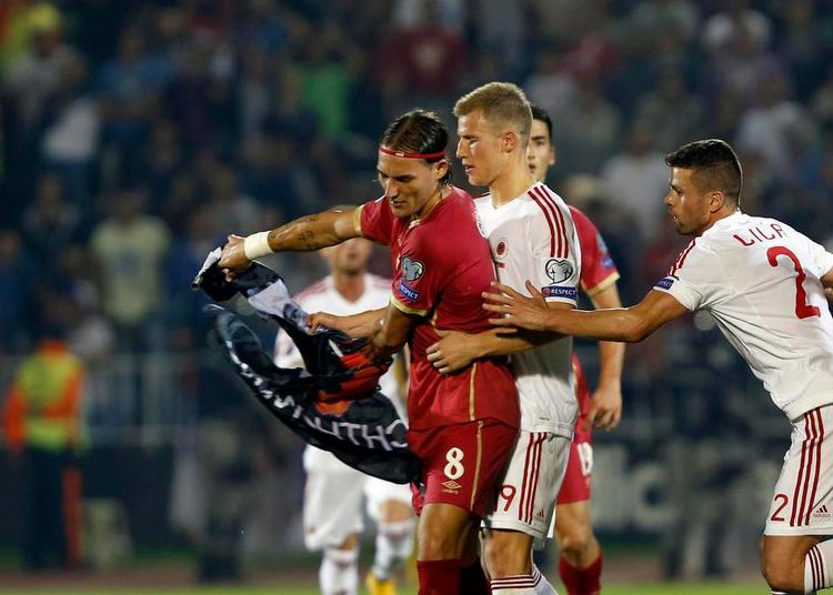 Ballade. Serbiske Aleksandar Mitrovic (rødt) griber det albanske flag og sætter derved et slagsmål i gang mellem serbere og albanere på Partizan Stadium. 